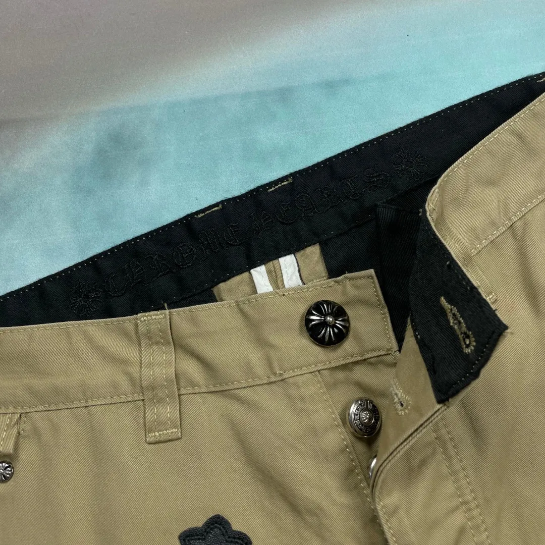 🅿️290 🔘Style No.-KL158 🔘Cro Heart𝐂𝐡𝐫𝐨𝐦𝐞 𝐇𝐞𝐚𝐫𝐭💥Breaking hot style💥Camouflage checkerboard horse hair cross patch khaki casual jeans* [same style as Angelababy] Chrome full of exploring the ultimate in fashion Hearts新款克罗心裤子，巧妙融合迷彩十字、棋盘马毛十字等元素，打破传统界限。 The clever fusion of Mattyboy’s same style, overalls and khaki jeans brings endless matching inspiration to fashionistas.  This pair of Crow Heart overalls not only presents a unique retro style, but also takes into account both comfort and sophistication with its wide-leg fit and loose design.中高腰设计搭配慵懒又随意的风格，既显腿长又保持休闲感，是潮男潮女的时尚必备之选。  Khaki overalls are unique in leather matching and color selection, making them the leader among overalls. Chrome Hearts' khaki cross chino casual pants have a prince-like aristocratic feel. The pants have 40 panels of leather and full texture. The W34 size is perfectly presented and has become the focus of the forefront of fashion. Whether it's for daily wear or a trendy try, these pants can bring you an excellent fashion experience.  Size: S M L XL XXL (28.30.32.34.36) Color: Khaki